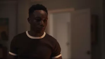 T-shirt Ringer Logo-Sandro porté par Carlton Banks (Olly Sholotan) tel que vu dans Bel-Air (S04E01)