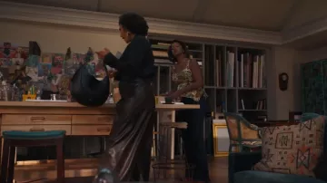 Bolso de hombro DKNY Sadie que lleva Lisa Wilkes (Simone Joy Jones) como se ve en Bel-Air (S04E01)