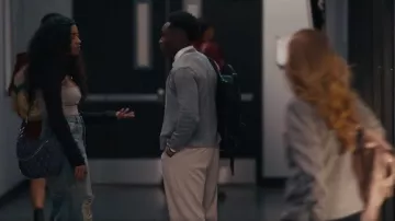 Mochila de cuero A.P.C. Sac Negra usada por Carlton Banks (Olly Sholotan) como se ve en Bel-Air (S04E01)