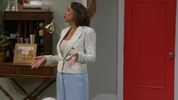 Pantalon Lulus Chic et Sophistiqué en Tweed Bleu Clair à jambes larges porté par le Dr Nicole Dupree Richardson (Daphnée Duplaix) tel que vu dans Beyond the Gates (S01E168)
