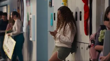 Jupe mini-matelassée brodée réversible Lacoste portée par Lisa Wilkes (Simone Joy Jones) telle que vue dans Bel-Air (S04E02)