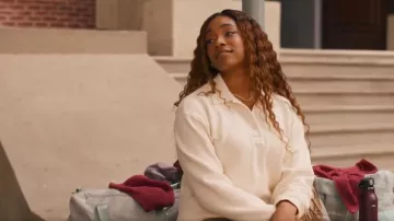 Sweat-shirt à col polo Lacoste porté par Lisa Wilkes (Simone Joy Jones) tel que vu dans Bel-Air (S04E02)