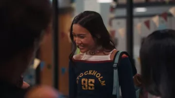 Urban Outfitters Stockholm 95 Short Graphic double couche à manches longues pour bébé porté par Ivy (Karrueche Tran) tel que vu dans Bel-Air (S04E02)