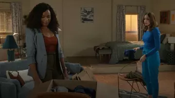 Cinq a Sept Louisa Blazer porté par Naomi Hamilton (Arielle Prepetit) tel que vu dans Beyond the Gates (S01E170)