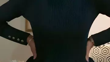 Pull Peplum porté par (Daphnée Duplaix) dans Beyond the Gates