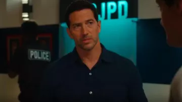 Camisa Caserta de John Varvatos que lleva Mark Hudson (Luke Roberts) como se ve en Hudson & Rex (S08E08)