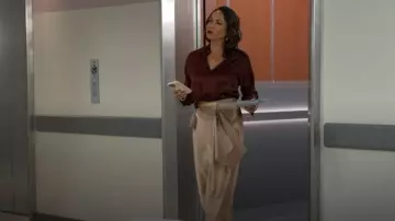 Jupe midi asymétrique Trina Turk Sahel en satin portée par le Dr Nicole Dupree Richardson (Daphnée Duplaix) telle que vue dans Beyond the Gates (S01E171)