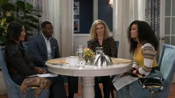 Petit sac à bandoulière H&M porté par Dana « Leslie » Thomas (Trisha Mann) tel que vu dans Beyond the Gates (S01E171)