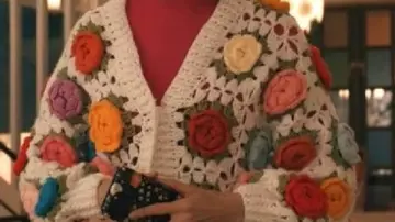 Cardigan au crochet floral porté par Elsbeth Tascioni (Carrie Preston) à Elsbeth