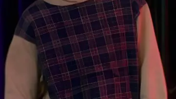 Sudadera de cuadros que lleva Elijah (Shaun Dixon) en la serie de televisión Vampirina Teenage Vampire 2025