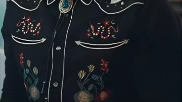 Camisa negra bordada que lleva Malcolm (David Morrissey) en Daddy Issues