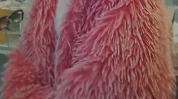 Chaqueta de piel sintética rosa usada por La Jordan en THE PINK COURTROOM TEMPORADA 4 | EPISODIO 1 | BonitaPequeña Cosita