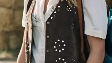 Chaleco con tachones de ante usado por (River Brown) en Heartland