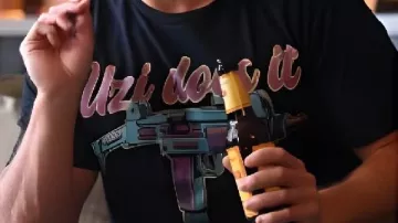 Camiseta negra con gráficos que lleva Flo Rida en You Need These Graphic Tees #streetwear #graphictees #tshirt #tshirts #fashion