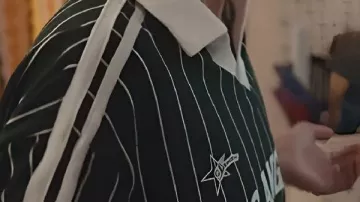 Camiseta negra de Los Ángeles usada por Cherry (Taj Atwal) en Daddy Issues