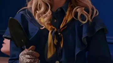 Chemise en jean à volants portée par Oxana Hauntley (Kate Reinders) dans la série télévisée Vampirina Teenage Vampire 2025