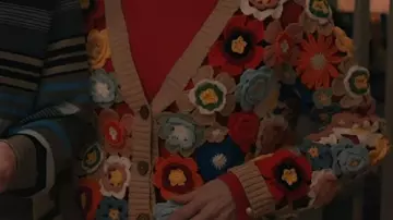 Cardigan au crochet court porté par Elsbeth Tascioni (Carrie Preston) à Elsbeth