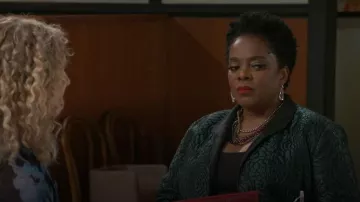 Collier cascade perlée de Zara porté par Mona Wilson (Karan Kendrick) tel que vu dans Au-delà des Portes (S01E173)