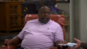 Polo Polo Ralph Lauren Classic Fit Stretch Mesh porté par Calvin Butler (Cedric the Entertainer) tel que vu dans The Neighborhood (S08E06)