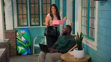 Karl Lagerfeld Liana Satchel portée par Lisa Chatsworth (Angelique Cabral) telle que vue dans The Neighborhood (S08E06)