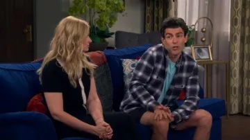 Cardigan à manches courtes à manches courtes 100 % cachemire Aqua Cashmere porté par Gemma Johnson (Beth Behrs) tel que vu dans The Neighborhood (S08E06)