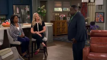Mocassins Stuart Weitzman Owen porté par Gemma Johnson (Beth Behrs) tel que vu dans The Neighborhood (S08E06)