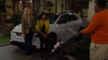 Kate Spade Rosie leather Shoulder Bag worn by Gemma Johnson (Beth Behrs) as seen in The Neighborhood (S08E06)