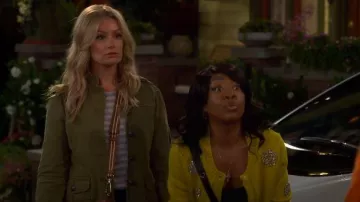 La veste utilitaire Kooples portée par Gemma Johnson (Beth Behrs) telle que vue dans The Neighborhood (S08E06)