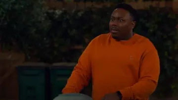 Sweat-shirt à col rond saisonnier Scotch & Soda porté par Marty Butler (Marcel Spears) tel que vu dans The Neighborhood (S08E06)