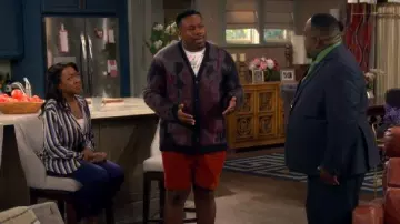 Cardigan Dio de John Varvatos en prune foncé porté par Marty Butler (Marcel Spears) tel que vu dans The Neighborhood (S08E06)