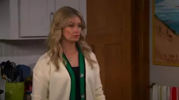 Pull Cardigan couleur contraste automne-hiver porté par Gemma Johnson (Beth Behrs) tel que vu dans The Neighborhood (S08E06)