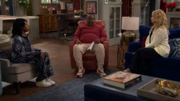 Pantalones de pañuelo Estampado Maje Floweing usados por Tina Butler (Tichina Arnold) como se ve en The Neighborhood (S08E06)