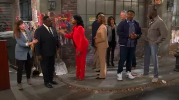 Pantalon à jambes effilées Emporio Armani Cady porté par Tina Butler (Tichina Arnold) tel que vu dans The Neighborhood (S08E06)