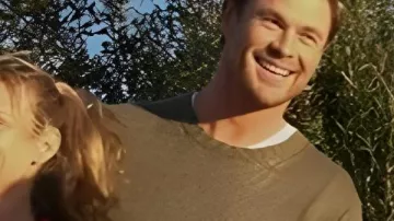 Chris Hemsworth: Un jersey gris de viaje por carretera que llevaba Self (Chris Hemsworth) como se ve en Chris Hemsworth: Un viaje por carretera para recordar