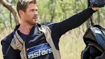 Chris Hemsworth: Un viaje por carretera para recordar la chaqueta de ciclismo que llevaba Self (Chris Hemsworth) como se ve en Chris Hemsworth: Un viaje por carretera para recordar