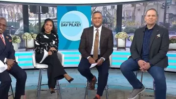 Zapatillas Zegna gris claro Pelletessuta™ Triple™ Stitch Low Neck usadas por Dav Pilkey, vistas en Today, el 25 de noviembre de 2025