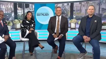 Zapatillas Zegna gris claro Pelletessuta™ Triple™ Stitch Low Neck usadas por Dav Pilkey, vistas en Today, el 25 de noviembre de 2025