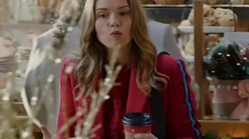 Una historia de amor de los Bills Holland Roden Red Stripe Coat que lleva Morgan Quinn (Holland Roden) como se ve en Holiday Touchdown: A Bills Love Story