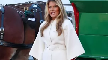 Melania Trump recibe el abrigo del árbol de Navidad de la Casa Blanca en la Primera Dama Melania Trump recibe el árbol de Navidad de la Casa Blanca