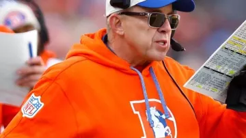 Sean Payton Broncos contra Chiefs con sudadera naranja Sean Payton elogia el enfoque de los Broncos, 'QB en calentamiento' en la victoria decisiva en los playoffs