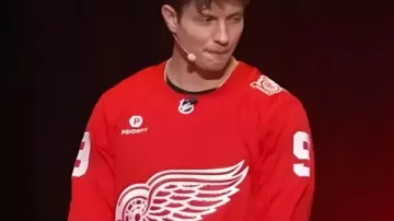 La gira dorada de Matt Rife en Detroit Red Wings Jersey en MATT RIFE "STAY GOLDEN" TOUR PROMO