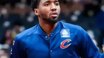 Donovan Mitchell Cavaliers vs Raptors Camiseta con Donovan Mitchell Bienvenido a Cleveland...