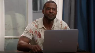 Pull polo graphique Ted Baker Elsde en multicolore, porté par Calvin Payne (Lance Gross) tel que vu dans House of Payne (S14E11)
