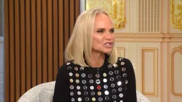 Jersey Coperni con espejo y lentejuelas que lleva Kristin Chenoweth visto en CBS Mornings el 20 de noviembre de 2025