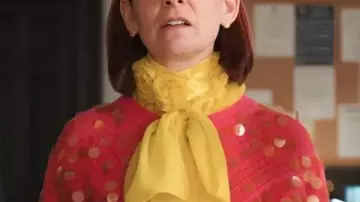 Elsbeth S3 Carrie Preston Cardigan court rose court porté par Elsbeth Tascioni (Carrie Preston) à Elsbeth (S03)