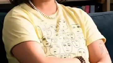 Yellow Graph­ic T-Shirt worn by Morgan Gillory (Kaitlin Olson) in High Potential (S02)