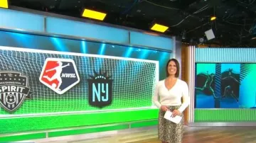 Falda lápiz de la pitón Michael Michael Kors llevada por Dana Jacobson, vista en CBS Mornings el 23 de noviembre de 2025