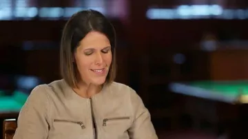 Chaqueta de cuero Moto con cremallera de ante suave Banana Republic llevada por Dana Jacobson, vista en CBS Mornings el 23 de noviembre de 2025