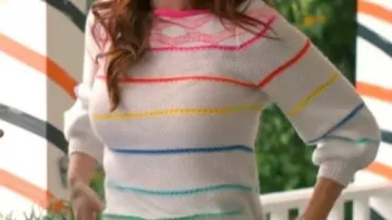 Jersey de múltiples rayas que lleva Maddie Townsend (JoAnna Garcia) en la serie de televisión Sweet Magnolias (T04)