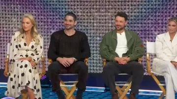 Vestido Midi de manga larga y escote V de Mac Duggal Charmeuse de manga larga y cuello V, que lleva Elaine Hendrix, tal como se ve en Good Morning America el 26 de noviembre de 2025